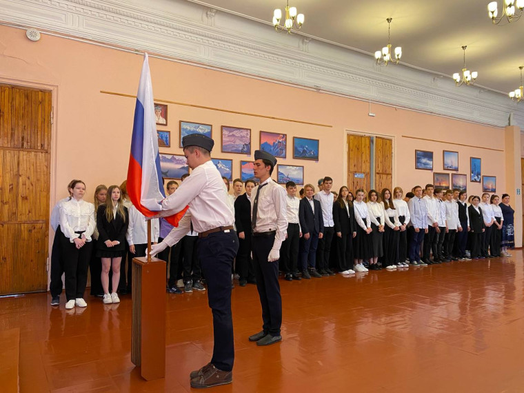 Торжественная линейка, посвященная выносу государственного флага РФ и исполнению государственного гимна РФ.