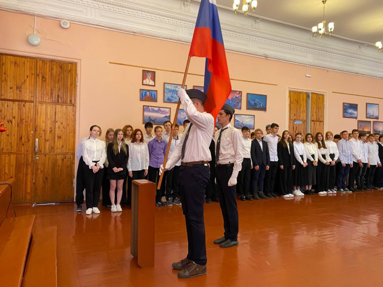 Торжественная линейка, посвященная выносу государственного флага РФ и исполнению государственного гимна РФ.